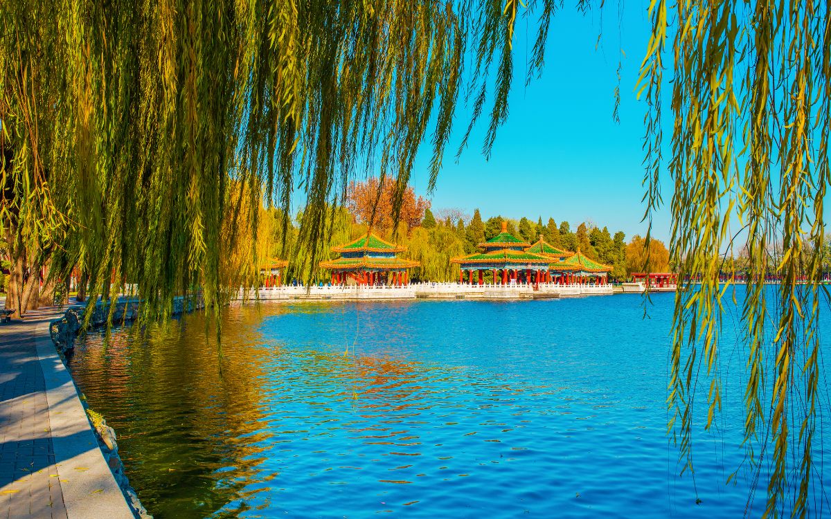 Explore the Best Parks in Beijing–Jingshan Park And Beihai Park