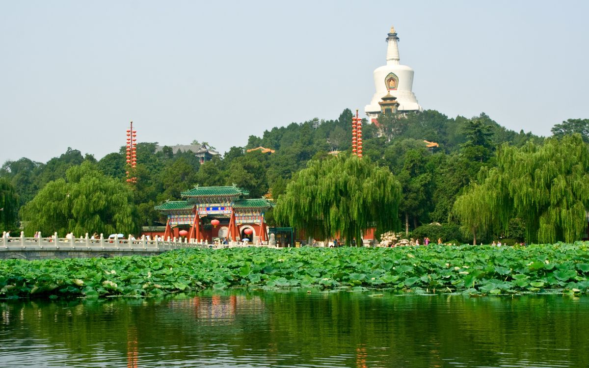 Explore the Best Parks in Beijing–Jingshan Park And Beihai Park